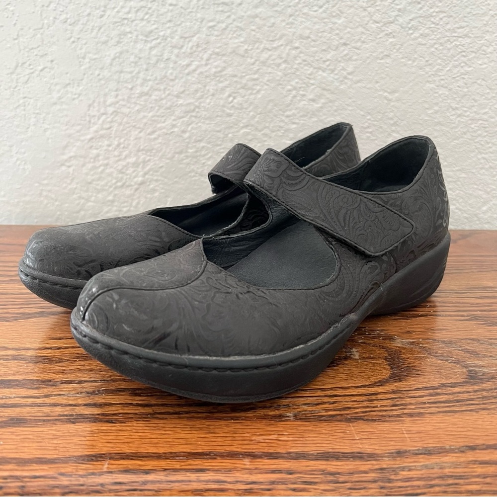 Dansko Sonoma Annie Black Floral Emboss Size 38 Clogs